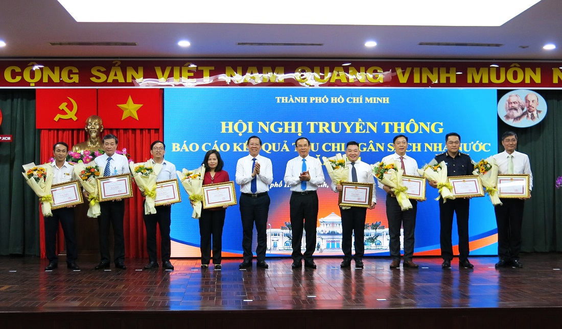 Tặng Bằng khen cho 89 tập thể đã có thành tích xuất sắc trong công tác chỉ đạo, quản lý thu và nộp ngân sách Nhà nước